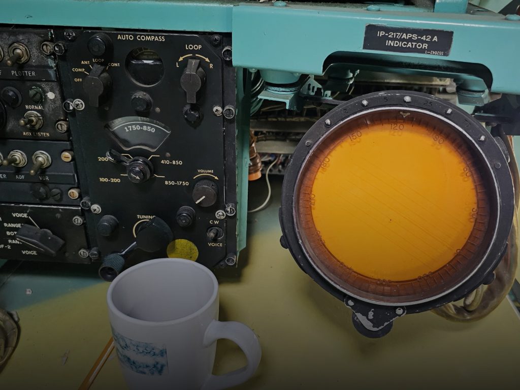 Console de radar da Guerra Fria com a tela circular acesa